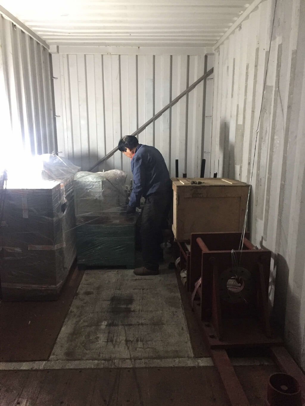四旋切機(jī)驗(yàn)貨出口到馬來西亞(圖1)